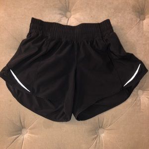 Lululemon Hotty Hot Short II 2.5"
